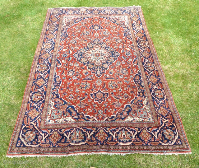 A very attractive Kashan rug with excellent colors in a well-balanced design, early 20th Century. 198 x 127 cm/6'5" x  4'2"           