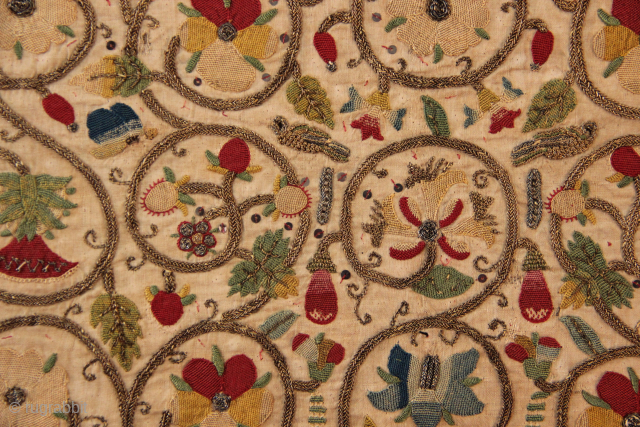 Late 16th or earl 17th century coif, England, a woman's hairpiece. Incredibly fine embroidery featuring a cornucopia of flowers, strawberries, butterflies and caterpillars.

Frame size: 45 x 28cm / 1'6" x 9"

email: jamescohen50@hotmail.com

Whatsapp:  ...