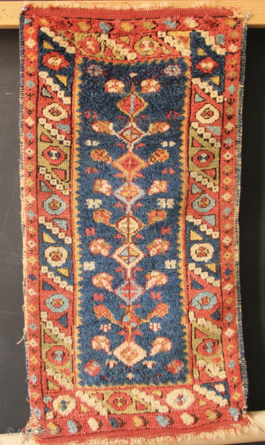 Early 19th century Bergama Yastik. Beautiful all natural dyes and good, original condition. 1'3" x 2'7" / 40 x 81cm
Please contact vie jamescohen50@hotmail.com or WhatsApp +44 7747 610 248 thank you