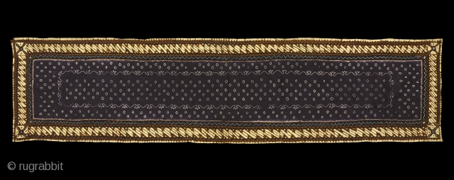 TE01358
1950s Small Kemben Batik Tulis/Tritik, sacrificial  breast cloth, cotton with hand drawn wax resist and stitch-dye patterns.  Chemical dyes. Java people.  Surakarta, Central Java, Indonesia.

33 x 136 cm  