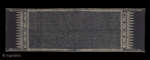 TE01769
WW701/3310
1950-60s Kain Panjang Batik Tulis, possibly Irengan, elder woman's shoulder cloth, cotton with hand drawn wax resist white line pattern on deep dark blue ground with pecuk rebung ends. Natural indigo dyes.  ...