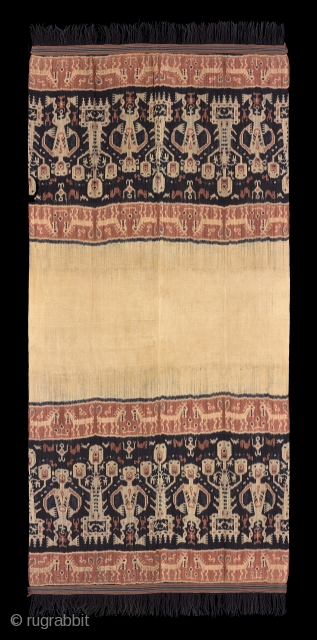 TE02380

1960s Hinggi Kombu, noble man's ceremonial shoulder wrap, cotton two bands of dark brown background with a row of warp Ikat andong trees alternating with standing marapus or male shamans and flanking  ...