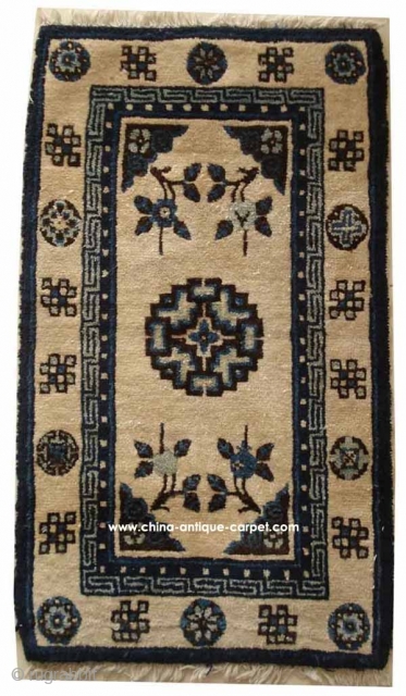 S/N:I1005 antique mongolia rug

0.85 x 0.49 m (33in.X 19in.)                        