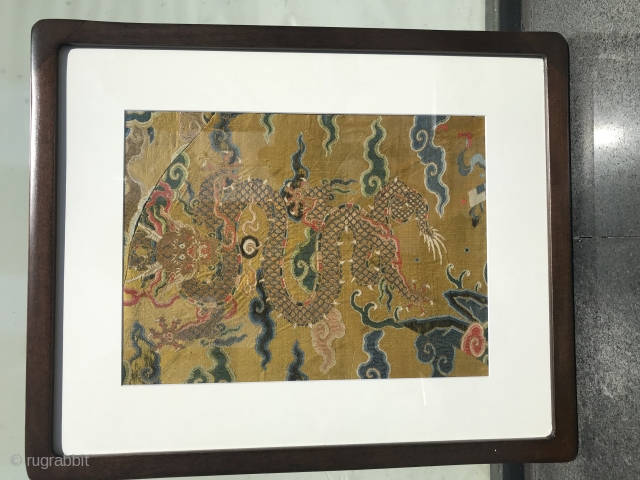 In the late Ming Dynasty and early Qing Dynasty, the bright yellow make-up flower, gold weaving and five clawed Zhenglong embroidery, with the frame size of 56 * 46 cm and the  ...