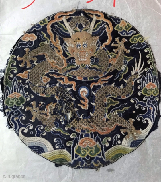 In the Kangxi period of the Qing Dynasty, the stone blue color group, dragon official patch, brocade and cloud brocade are 32 cm in diameter and slightly damaged, as shown in the  ...