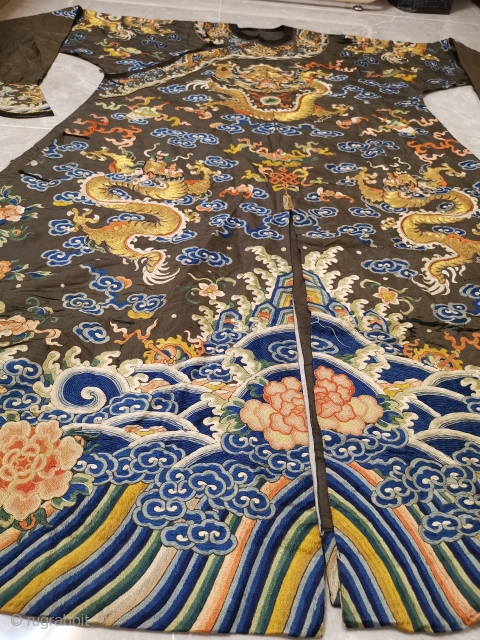 In the Qing Dynasty, the embroidered four clawed eight Python horse shoe sleeve Python robe was made of fragrant satin.



It is 139 cm long and 116 cm wide.     