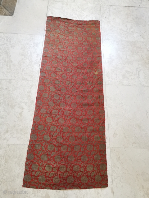 Ming Dynasty, 16th-17th century, red background, twisted lotus pattern, brocade, size 187 * 65cm。
There's a yellow spot                