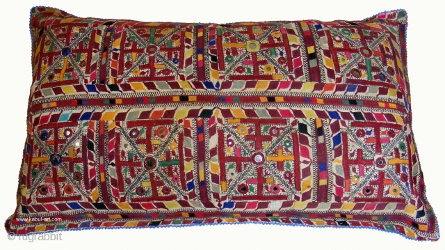 Reich bestickter und einmalige antike orientalische Suzani Hochzeitkissen Sitzkissen aus Swat Nord-Pakistan  Siede auf Baumwolle handbestick    

 Ca.67x40 cm          
