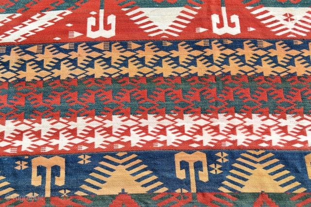 Uzbek Bird Migration.Very Nice Archaic Patern Soft and Heavy handling wool. Amazing Green and Blue.Good Variation and very Decorative end 19th century
Tribal art in original condtion. Large size 371 x 211 cm 