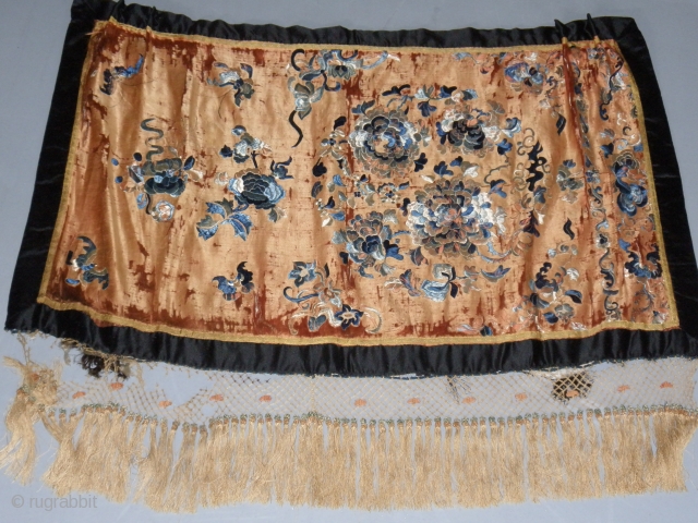 Chinees brocade end 1700 begin 1800
front and back side are 100% silk
Nice decoration  but it is in poor condition             