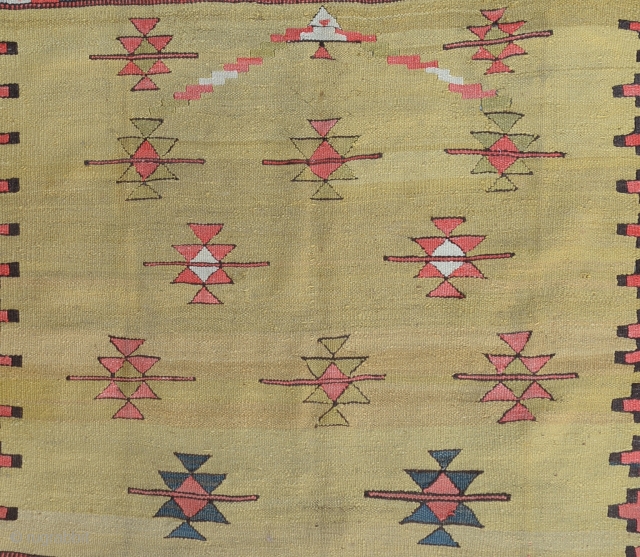 Anatolian Manastir kilim end of 19th Century-
Begining of 20th Century 
Size:108x134Cm 3'6"x4'6"                     