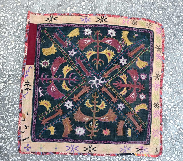 Kirgiz Mirror cover, silk embroidery with velvet background Traditional Kirgiz designs with great colors. Size: 70x70Cm
28"x28" Circa : 1900s.              