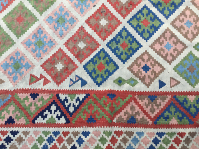 Qashqai kilim in good condition, ready for use. Decorative white ground with pastel colours. A few small stains, as shown in the last photo. 110" x 65" (280 cm x 165 cm).  ...