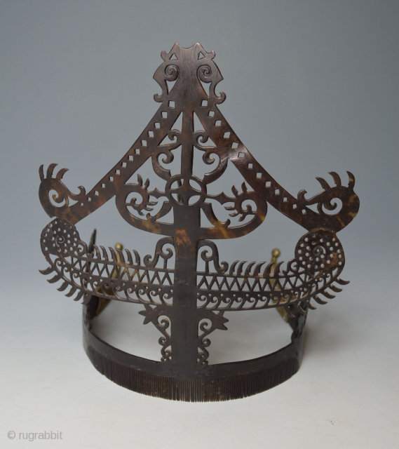 Large antique Indonesian Sumba Tribal headdress wedding comb  

A stunning rare museum quality example of an old wedding comb headdress from the Sumba Island, Indonesia
Hand carved from turtle shell in half-spherical  ...