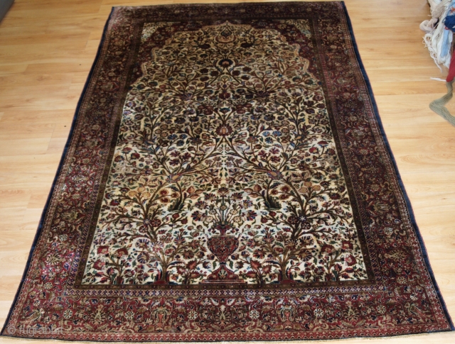 Antique Persian silk 'souf' Kashan prayer rug, on an ivory ground with a floral design.
Circa 1900.
Size: 6ft 8in x 4ft 1in (203 x 125cm).
A beautiful rug or wall hanging, silk on a  ...