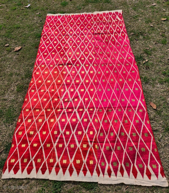 
Rare Thirma Phulkari  From West(Pakistan)Punjab. India. India. untwisted Floss silk on hand spun  white cotton  ground cloth. 

Early 19th Century. 

Its size is 120cmX245cm(20220216_135648).
      