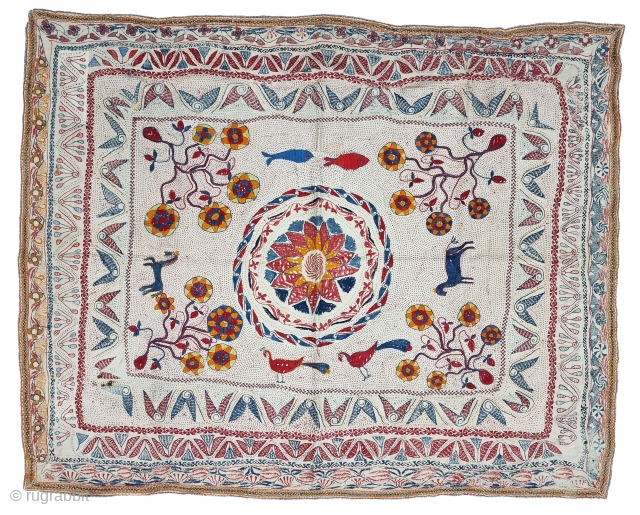 An Very Fine Folk Embroidery Kantha Quilted and embroidered cotton kantha Probably From East Bengal(Bangladesh) region, India. C.1900 -1925.

Its size is 80cmX100cm(20221226_152314_001).           