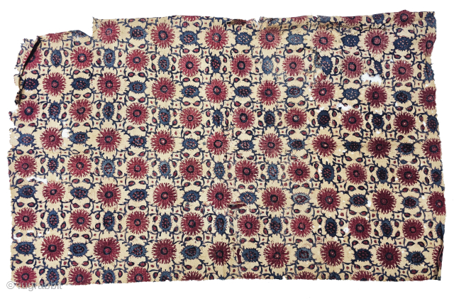 Floral Chintz Kalamkari Fragment Hand-Drawn Mordant-And Resist-Dyed Cotton, From Coromandel Coast South India. India.

C.1775-1800.

Exported to the European (Dutch Market) Market.

Its size is 45cmX73cm (20240610_162730).         
