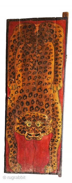 Dramatically painted doors depicting symbols of Tibetan mythology such as Tigers Dragons and Lamas From Tibet.

C.1875-1900.

Its size is 65cmX148cm Approximate(20220626_133900 ).            