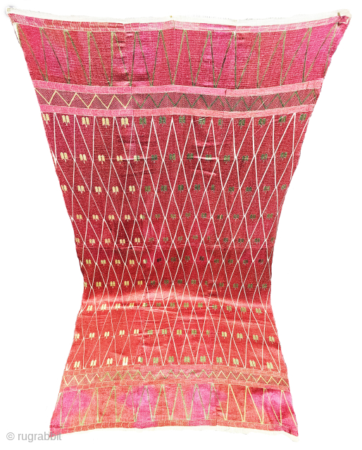 An Rare Thirma Phulkari From West(Pakistan)Punjab. India. India. Untwisted Floss silk on hand spun white cotton ground cloth.

Early 19th Century.

Its size is 133cmX257cm (20250727_171627). Please Email me At  kutcharts1@gmail.com   