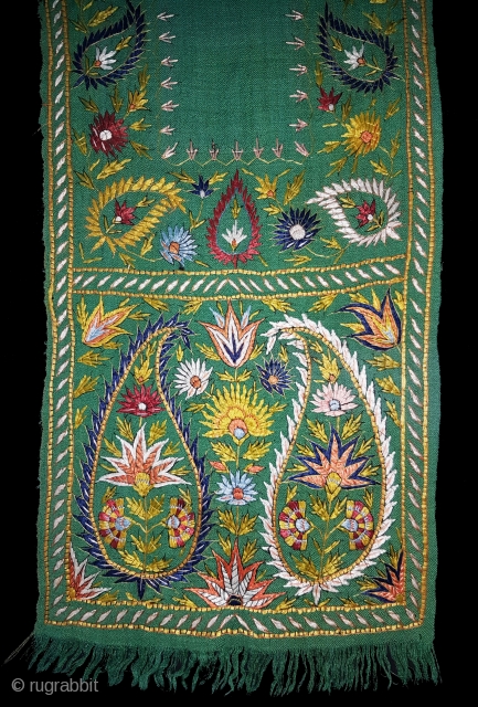 Delhi-work Mans stole, From Delhi India.C.1900. Pashmina with Silk Embroidery.Its size is 26cmX150cm. Good Condition.Please ask for more Detail Pictures (170218 New).           