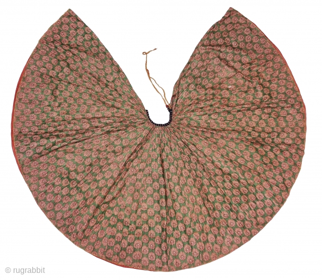 A Very Rare Ghaghara (Skirt) Floral-Kari Design Manchester Print. Printed On the Muslin Cotton,

From Manchester England, For the Indian Market. India. India.

c.1900-1925.

Its size is L-80cm, Diameter 850cm (20230809_115539).     