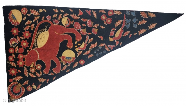 Deccani Style Flag Hand Embroidery Aari Bharat Embroidery on the Wool.From South India. India.

C.1900-1925.

Its size is 65cmX123cm (20230915_160958).               