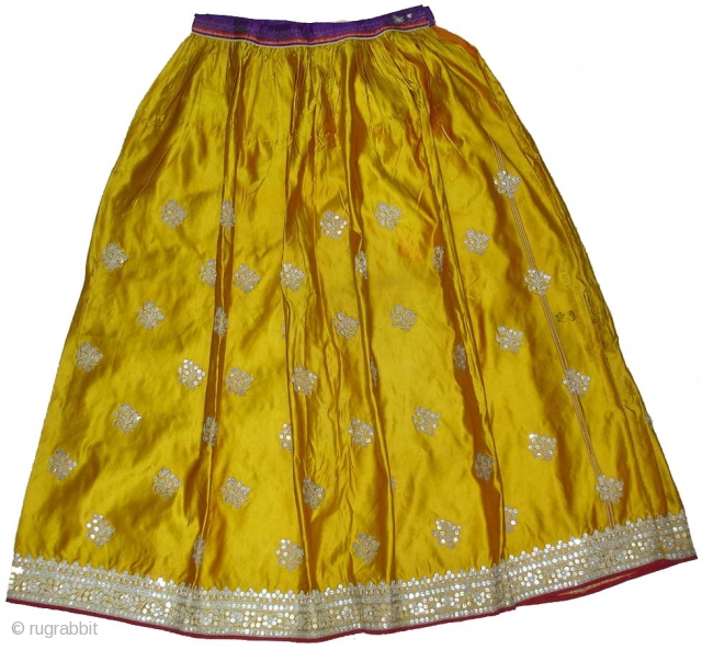 Golden Zari Embroidery Skirt.From Royal Family of Gujarat.India.
Its condition is mint.(DSC01029 New)
                     