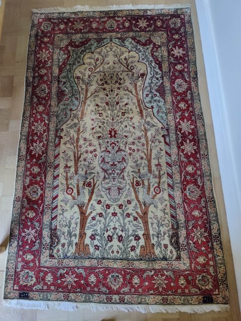 Antique great and magnetic hereke silk and metal thread.
160cmx105
Great state                       