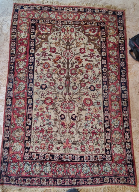 Antique end 19th prayer garden of paradise Kirman lavar.
Perfect condition. To damaged area. Never meet the floor. No oxydation, no repairs

195x125            