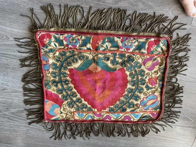 Fragment Suzani circa 1850 . 45 x 35
Contact via WhatsApp : +33 (0) 614362146 :
