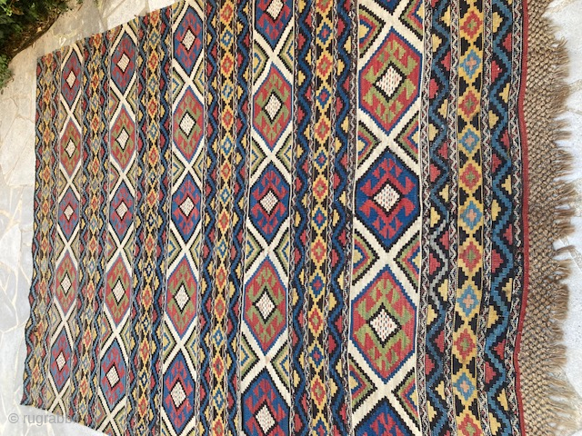 Kilim Chirvan good condition 252 X 183
Contact via WhatsApp : +33 (0) 614362146