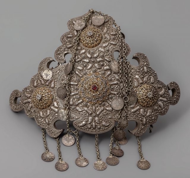  Armenian buckle of great quality gilt silver was exhibited in the Musee d Anvers  and an exhibit   Couleurs d Orient 2010 @ the Boghossian Foundation.  
info@singkiang.com for  ...