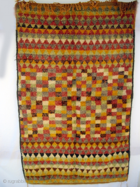 MOROCCAN MIDDLE ATLAS BERBER rug from the region of Boujad. The design is complex and pleasing. Reference 2002. Size 162 x 101cms.           