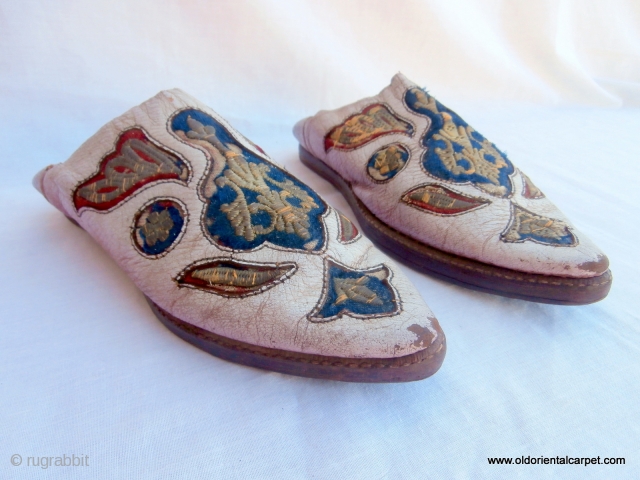 MOROCCAN HAND MADE SHOES The degree of sophistication of hand made shoes in Morocco is extensive and ranges from very basic ones made from esparta, or dried grass, to pairs such as  ...