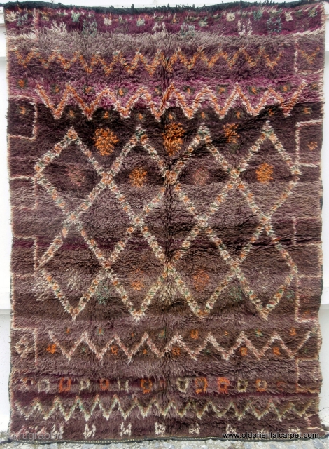 MOROCCAN ZAINE BERBER MIDDLE ATLAS RUG. The Berber group of Zaine live in one of the higher parts of the Middle Atlas mountain range and their rugs reflect the cold conditions which  ...
