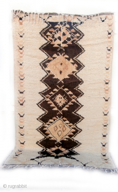 MOROCCAN HIGH ATLAS BERBER RUG A gifted weaver has created an almost 3 dimensional look by contrasting central medallions of deep charcoal with lustrous undyed white wool in the field. There is  ...