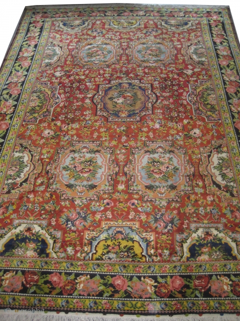 Paradoumbe Baktiar Persian circa 1920 semi antique. Size: 465 x 322 (cm) 15' 3" x 10' 7"  carpet ID: P-3610
The two edges are finished with 2cm kilim and part is knotted,  ...