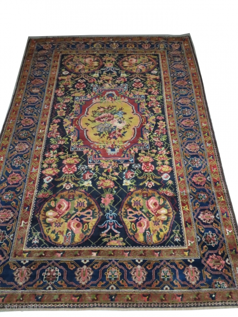 
Baktiar Ermenibaf, knotted circa in 1895, antique, collectors item, 157 x 225 cm.
Single weft, the knots are hand spun lamb wool, the background is indigo, the center medallion is saffron, allover floral  ...