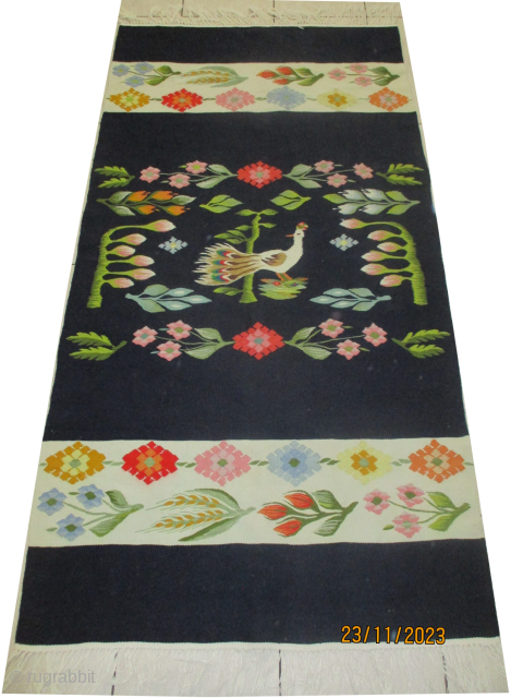 European kilim Art Deco period, 90 x 175 cm, ID: BDU-7
Very finely woven with vegetable dyes, in perfect condition, both faces are usable.