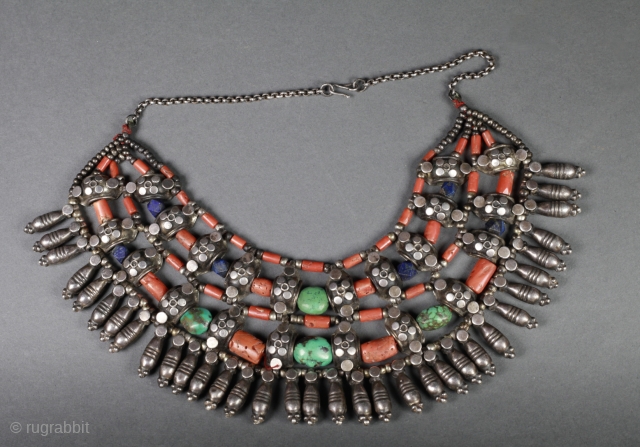 Necklace from Ladakh, Tibetan cultural area.
Silver, Lapis Lazuli, Turquoise, Coral.
First part of the 20th century.                  