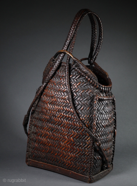Basketry hood from the Philippines.
Ifugao, Bontoc or Igorot culture.

40 cm high
28 cm wide                    