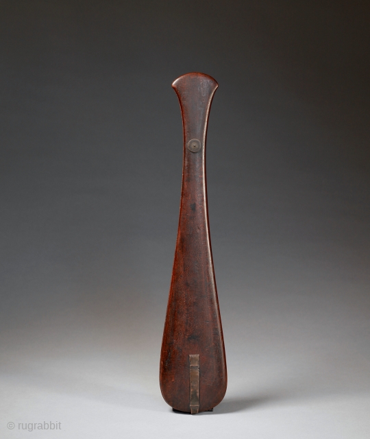 Opium balance with its case,
wood, bone, bronze.
China, 19th century.
41,5 cm.                       