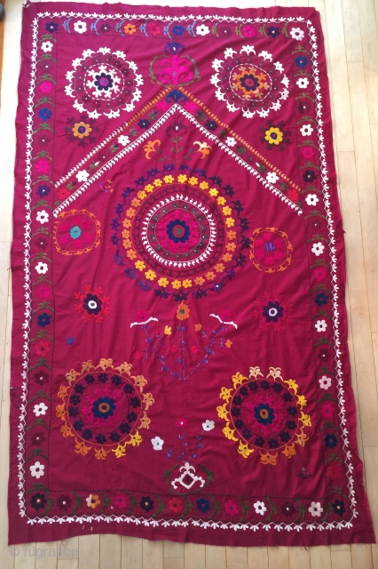 Description and origin: traditional suzani from Uzbekistan, with a design of a "mihrab". Silk on the cotton.

Dimensions: approximately 222 x 133 cm

Age: around 1940

State: very good. Some tears and wear (see photos) 