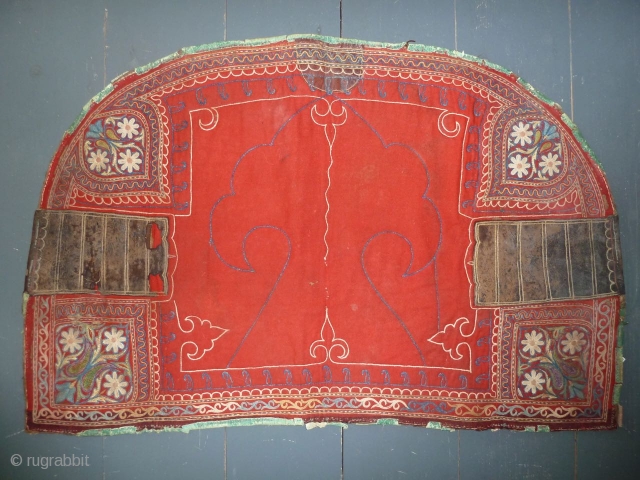 Rare central asian horse cover, felt, broad cloth, embroidery and leather parts. 105 x 68 cm; 41 x 27 inch, good condition           