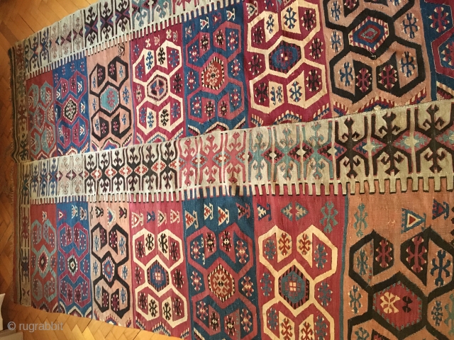 Rare and very fine Anatolian kilim, late 19th / early 20th century.
Wear consistent with age and use, 2 bands momentarily sewn the wrong way. With a subtle color scheme. 158 x 310  ...