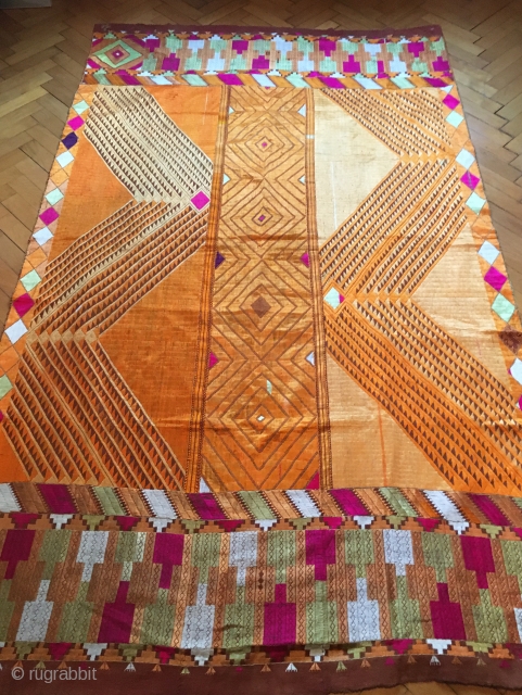 Beautiful Bagh Phulkari, traditional silk floss embroidery on woven cotton. Textile of Punjab (India). Estimated to be from the early or mid 20th century. In perfect condition!
130 x 226,5 cm 4'2" x  ...