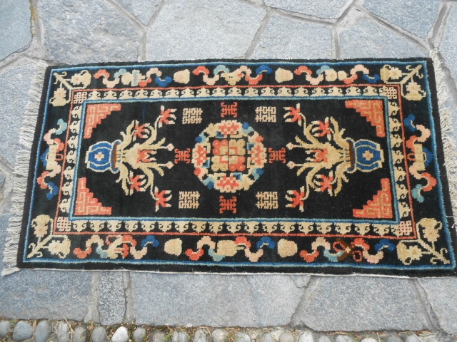 102 x 54  cm
Tappeto cinese antico annodato nel GANSU.
CHINESE ANTIQUE carpet knotted in the region of GANSU.
In perfect condition.
With a lot od Ideograms shou and sinshuan.
Wool on cotton warp-weft.
GREETING from lake  ...