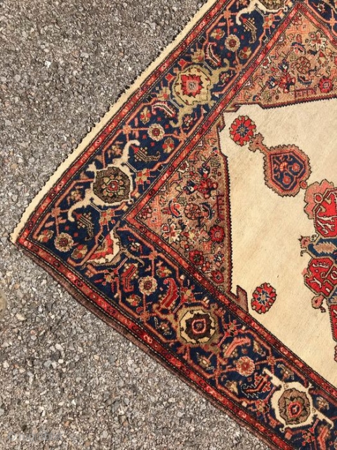 FARAHAN carpet in good condition, with original design.
Fine knot and shiny dyes. Old piece in very good condition
ALL original size, ends and selvedges.
This carpet has not been washed, at present.
Size  cm.  ...