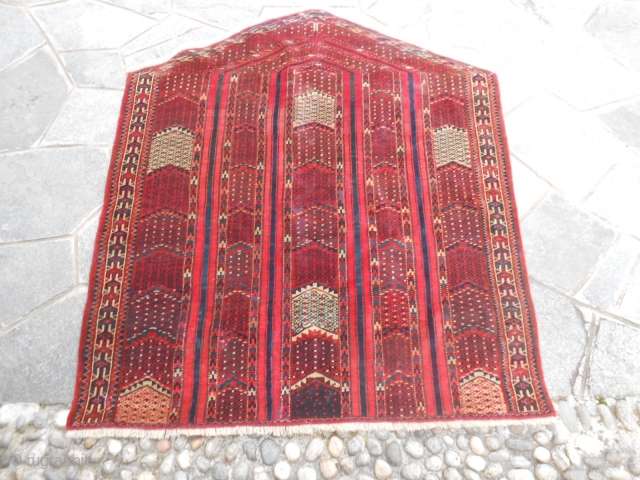 Youmut salatshak ANTIQUE.

IN VERY GOOD CONDITION.
SHINY WOOL AND BEAUTIFUL FASTENED DYES
SIZE  CM. 134 X 114
OTHER INFO OR PHOTOS ON REQUEST.
GREETING FROM LAKE OF COMO.
        